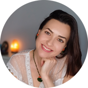 Olaya Muñiz mirando a cámara sonriendo